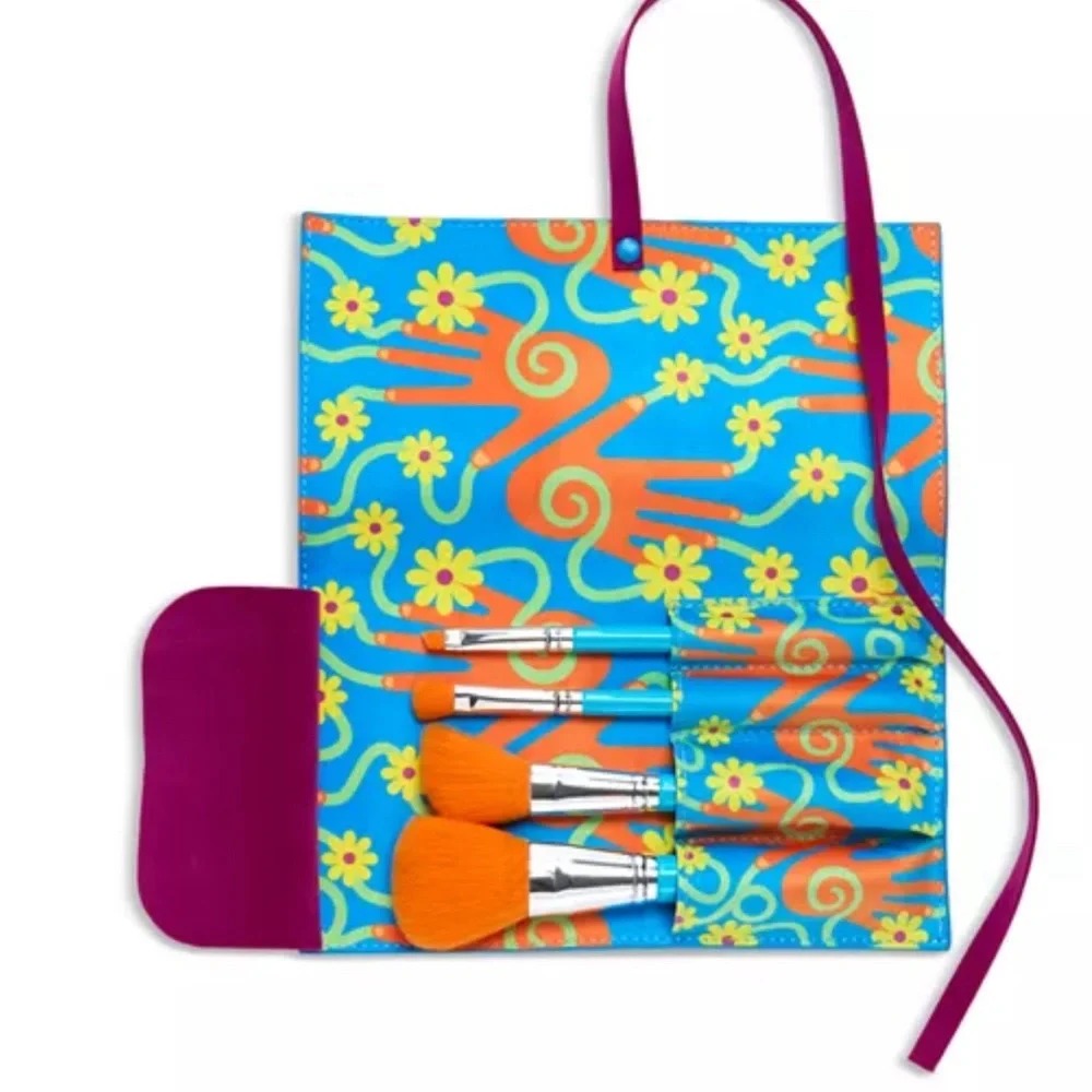 Yinka Ilori makeup brushes set of 4 plus case - Picture 1 of 3